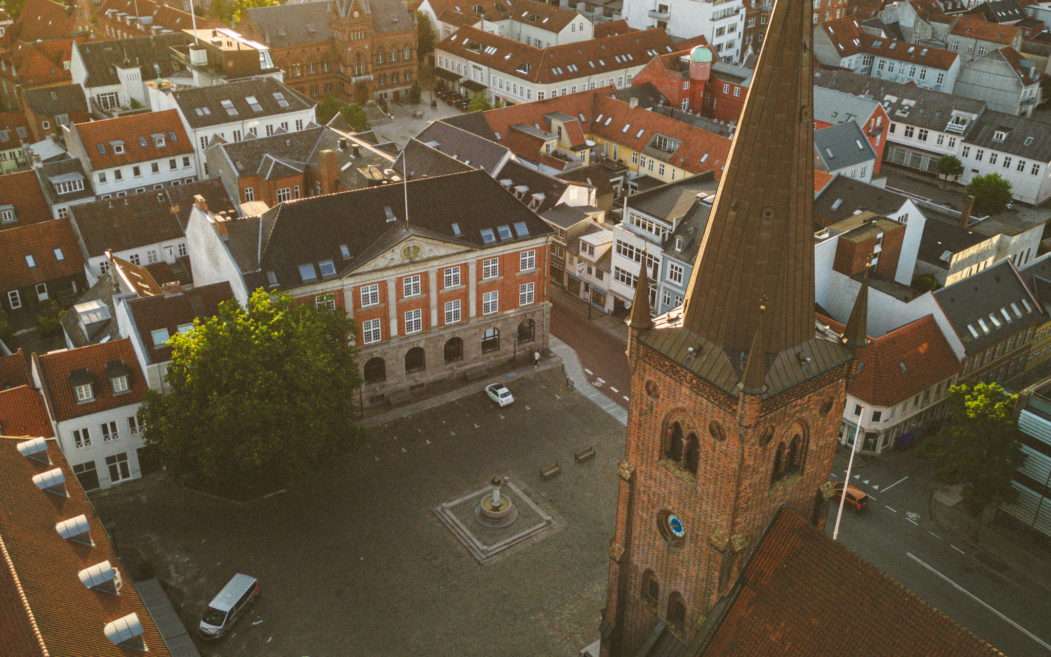 Dronefoto af Sct. Nicolai Kirke midt i Vejle med kig til omkringliggende bygninger