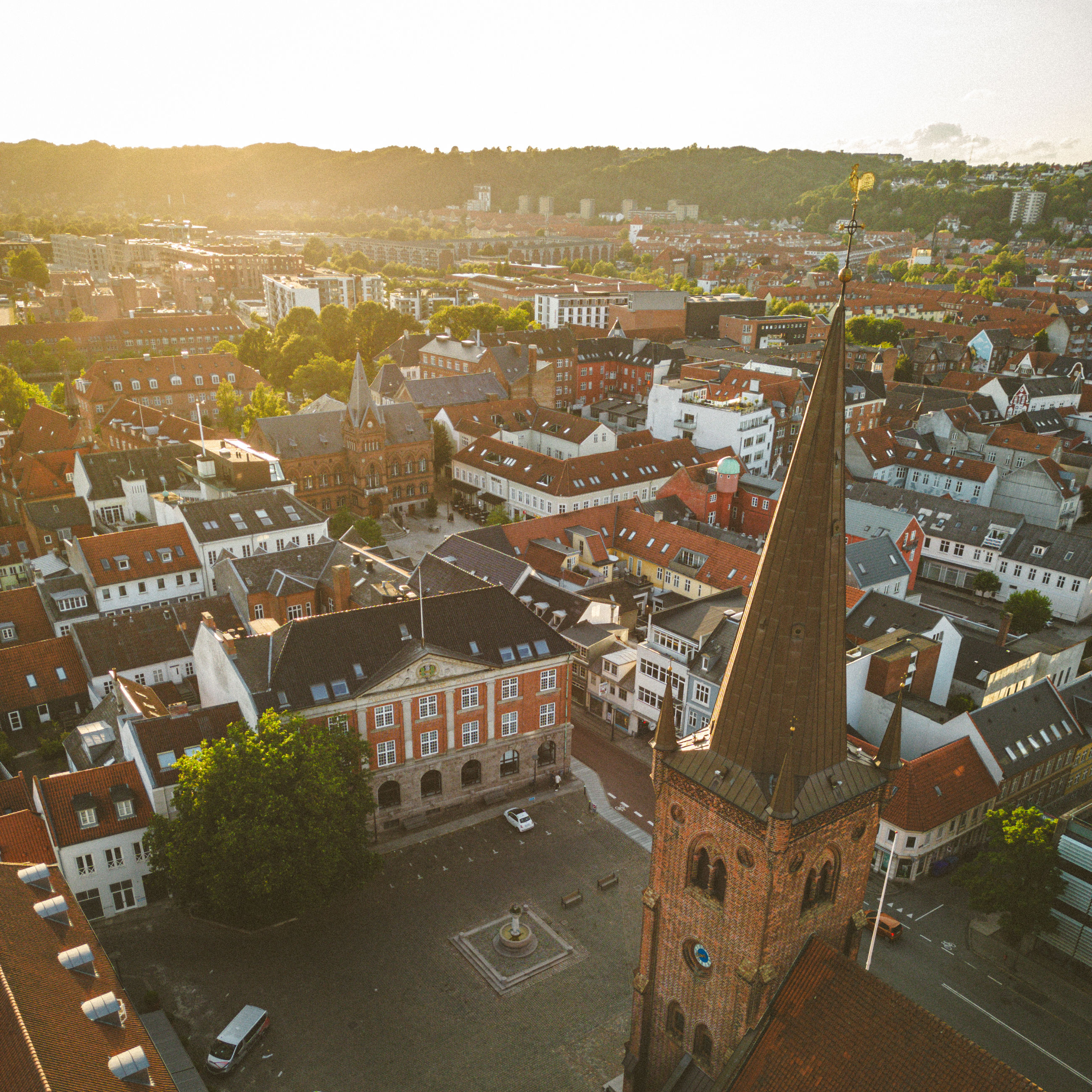 Dronefoto af Sct. Nicolai Kirke midt i Vejle med kig til omkringliggende bygninger