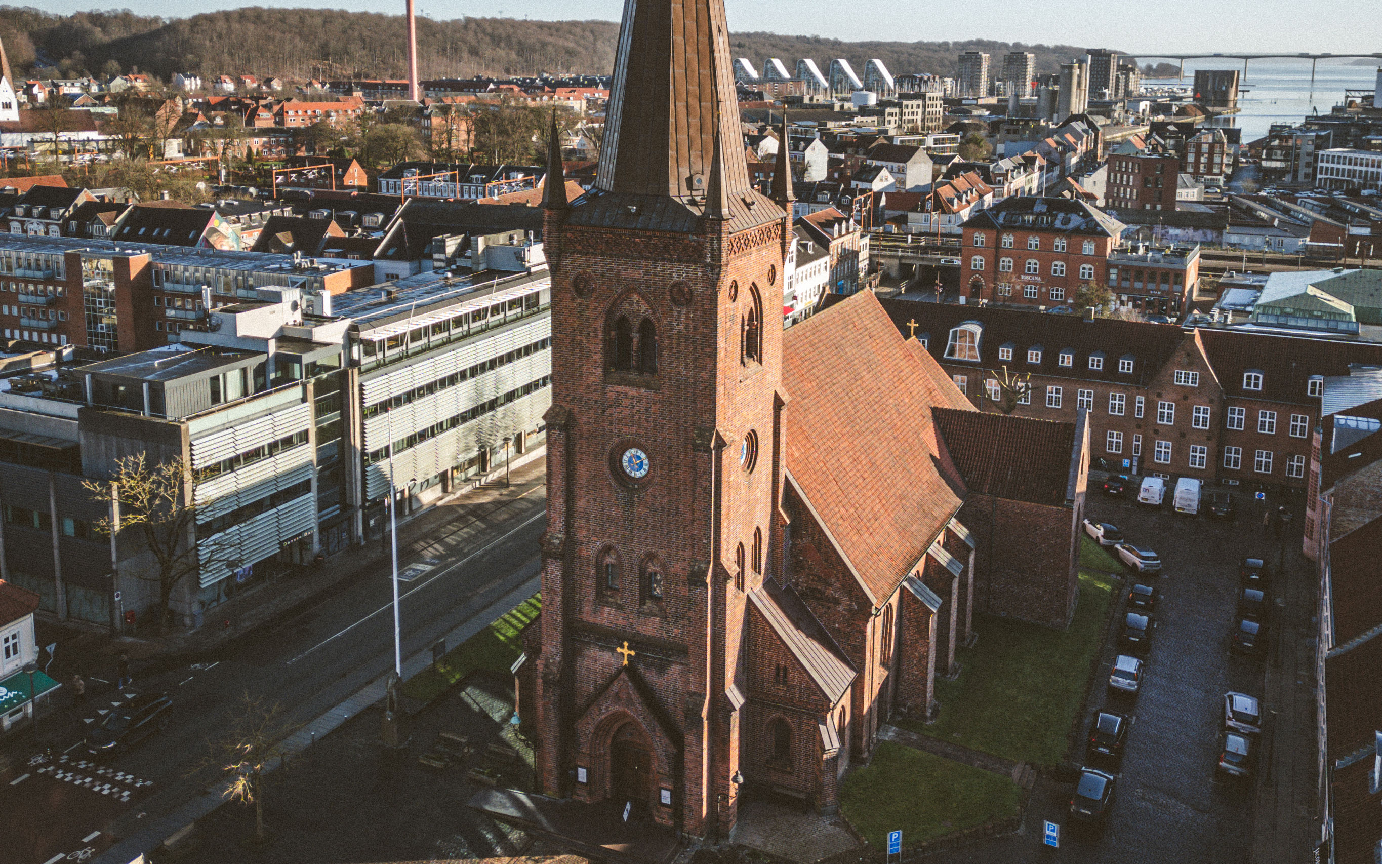 Dronefoto af Sct. Nicolai Kirke midt i Vejle