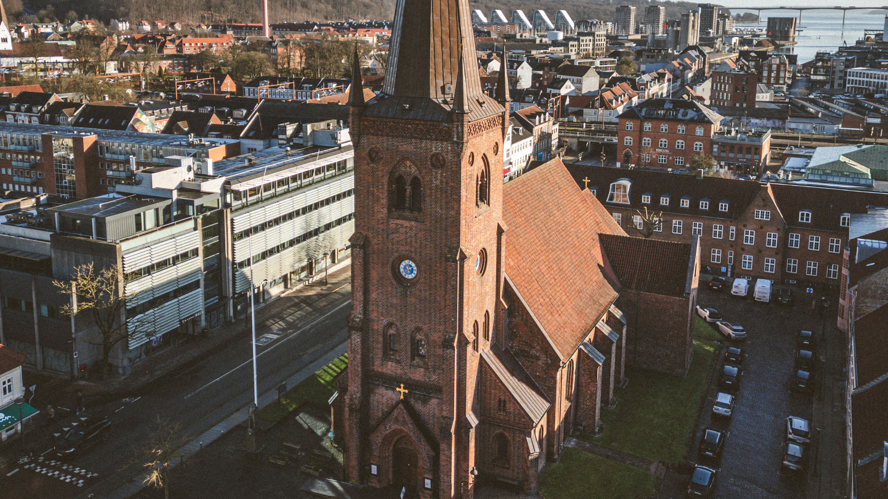 Dronefoto af Sct. Nicolai Kirke midt i Vejle